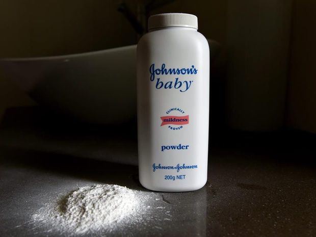Fotografía de un envase de talco para bebés Johnson producido por la compañía multinacional Johnson & Johnson. 