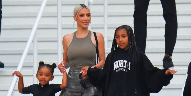 Kim Kardashian junto a sus hijas North y Chicago.
