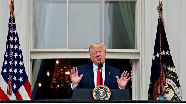 El presidente de los Estados Unidos, Donald J. Trump, habla desde el Balcón de la Habitación Azul de la Casa Blanca durante una ceremonia de Rolling to Remember en honor a los veteranos y prisioneros de guerra / desaparecidos en acción (POW / MIA) en Washington, DC, EE. UU.