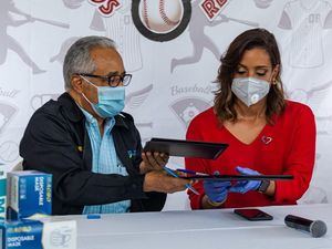 Dr. Rafael Sánchez Cardena y Carolina Cruz de Martínez.