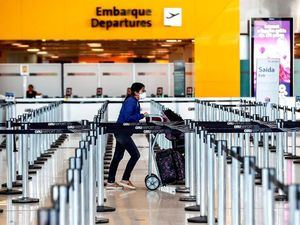 Una mujer usa máscaras como precaución contra la propagación del nuevo coronavirus COVID-19 en el Aeropuerto Internacional de Sao Paulo, Brasil. 