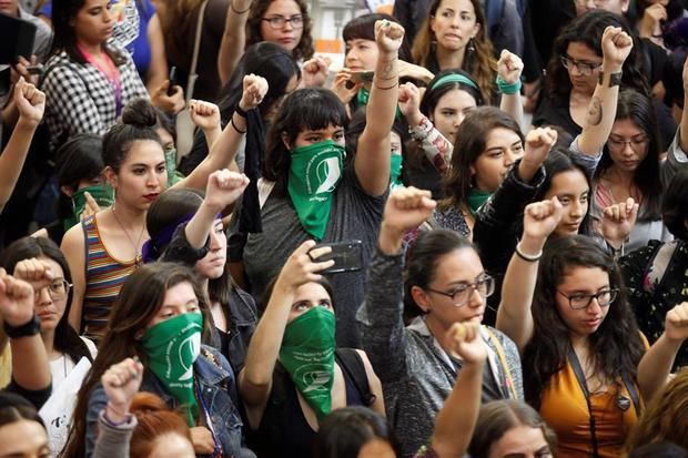 Fotografía de archivo fechada el 4 de diciembre de 2019 que muestra a cientos de mujeres que se manifiestan con la interpretación del tema 'Un Violador en tu Camino', al interior de la Expo Guadalajara, en Jalisco, México.