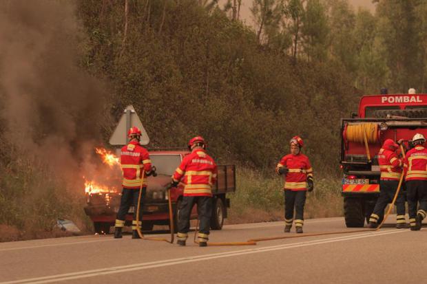 Los bomberos intentan extinguir un incendio forestal en Pedrogao Grande, distrito de Leiria, centro de Portugal. Cerca de 180 bomberos, 52 vehículos terrestres y 2 aviones están luchando para extinguir el fuego.EFE/PAULO CUNHA