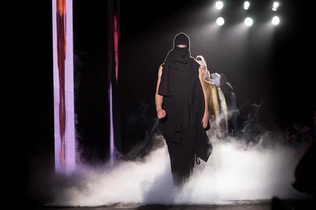 Un modelo presenta una de las creaciones del diseñador germano-persa Boris Bidjan Saberi, en la pasarela 080 Barcelona Fashion que, este martes, ha rendido homenaje al recientemente fallecido diseñador catalán Andrés Sardá. 