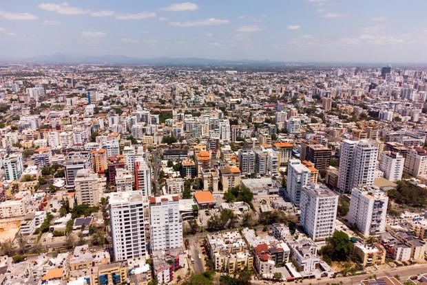 Fotografía de archivo tomada con dron que muestra una vista general del Distrito Nacional de Santo Domingo, República Dominicana.