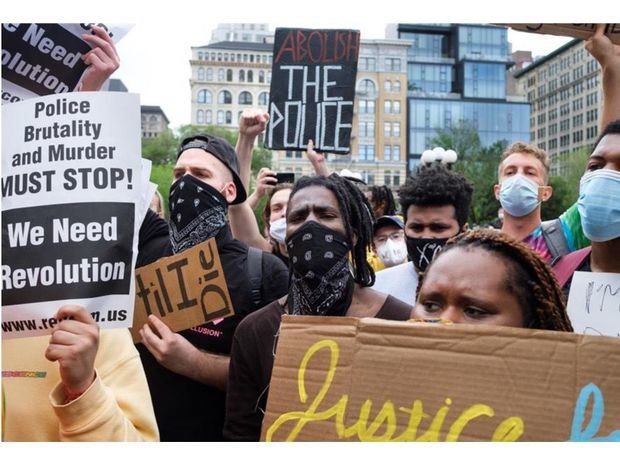 La gente se reúne para protestar en respuesta a la muerte de George Floyd, un hombre afroamericano que murió bajo la custodia de la policía de Minneapolis, en Nueva York, Nueva York, Estados Unidos.