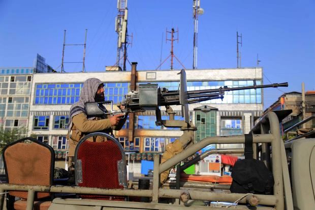 Las fuerzas de seguridad talibanes montan guardia este sábado en la escena de la explosión de una bomba, en Kabul, Afganistán.