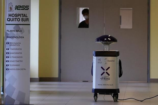 Fotografía de 'Espejito', uno de los nuevos robots esterilizadores en el hospital Quito Sur, del Instituto Ecuatoriano de Seguridad Social, IESS, en Quito, Ecuador.