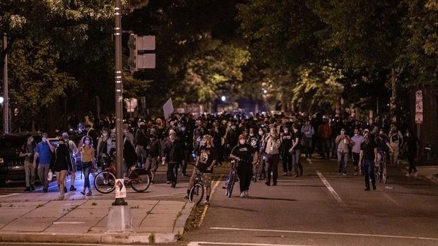 Los manifestantes marchan por las calles durante una manifestación sobre la muerte de George Floyd, quien murió bajo custodia policial, en Washington, DC, EE. UU.