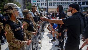 Miles de personas protestan en el centro de Washington mientras los militares sacan músculo