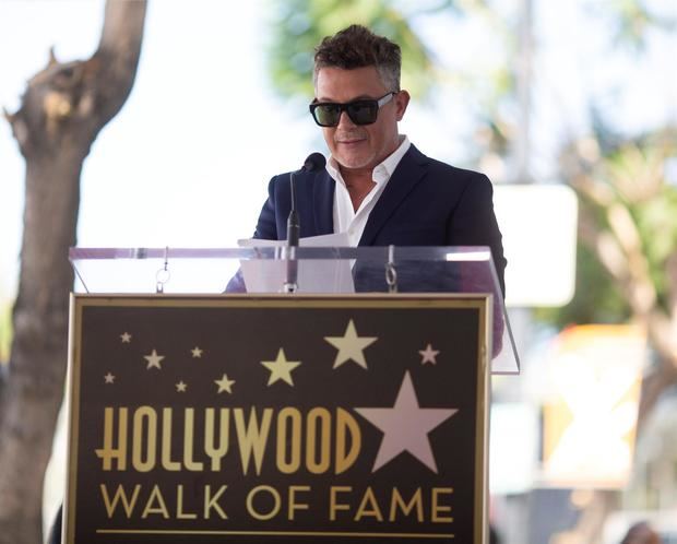 El cantante español Alejandro Sanz habla hoy antes de desvelar su estrella ubicada frente al edificio de Capitol Records en el Paseo de la Fama de Hollywood, California, EE.UU.