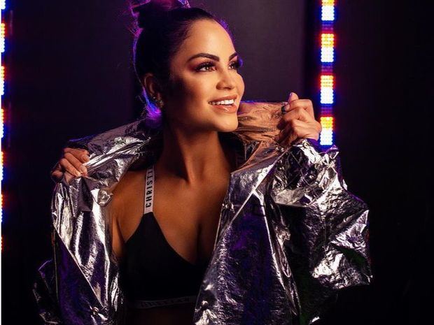 Natti Natasha mantiene su guerra al maltrato con 'Qué mal te fue'.
