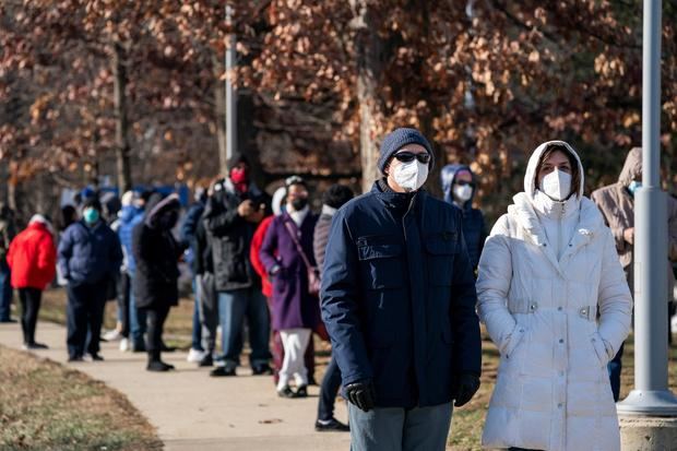 Personas hacen fila para recibir dos pruebas rápidas gratuitas de antígeno para detectar la covid-19, este 12 de enero de 2022, en la Librería Pública de Gaithersburg, Maryland, EE.UU.