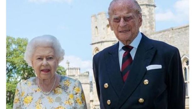 La Reina Isabel II junto al consorte Felipe de Edimburgo. 