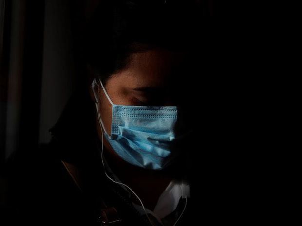 Una mujer usa una mascarilla en el Metro de Panamá durante la flexibilización de la cuarentena, impuesta para frenar la propagación del COVID-19. 