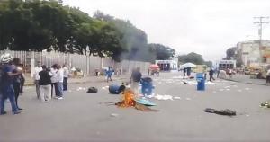 Estudiantes se enfrentan a Policía en entorno UASD por precio de combustibles