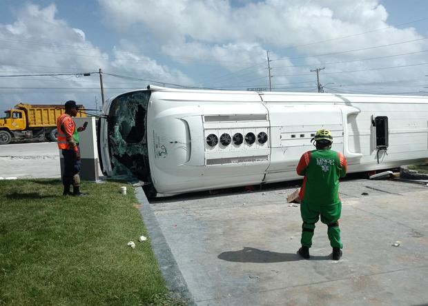 Registro general este jueves, 6 de octubre, de un autobús accidentado en el que murieron dos turistas suramericanas y una veintena más resultó herida, en Punta Cana (República Dominicana).