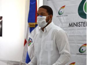 Ángel Mendoza, director de la Aldea Cultura Santa Rosa de Lima, quien dio la bienvenida a los asistentes, los que guardaron el debido distanciamiento.  