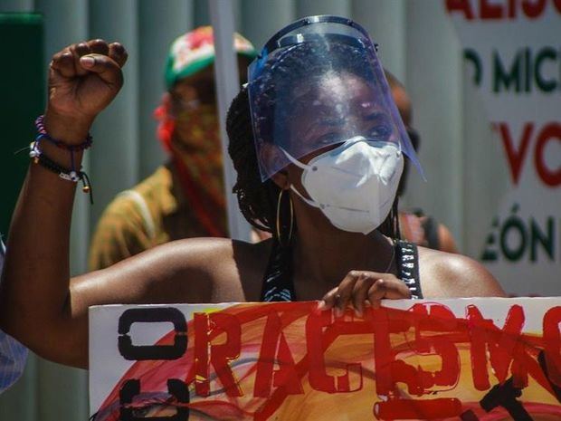 Jóvenes representantes del colectivo 'Espacio Migrante' protestan este sábado en la ciudad de Tijuana, en el estado de Baja California, México.