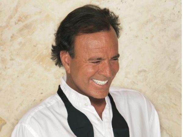 Fotografía cedida por la Academia Latina de la Grabación que muestra a Julio Iglesias mientras posa para una fotografía.