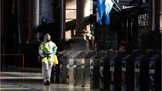 Personal sanitario desinfecta zonas de la Estación ferroviaria de Retiro este martes, en Buenos Aires, Argentina.