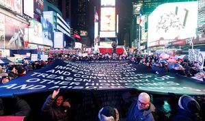 Miles de personas piden el impeachment de Trump en Times Square de Nueva York