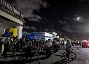 Varias personas se manifiestan exigiendo regrese la electricidad y comida, durante la noche del 30 de septiembre del 2022, hoy, en La Habana, Cuba.