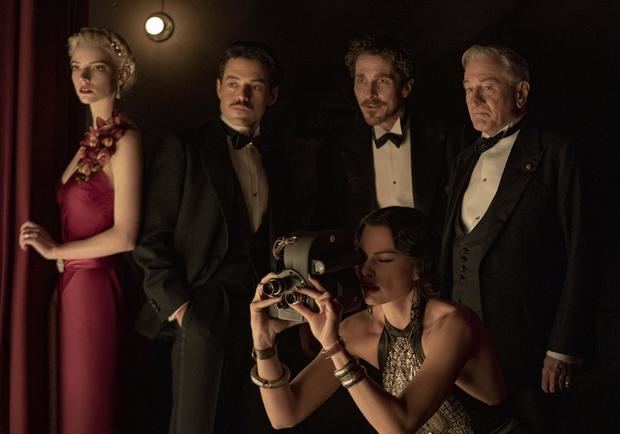 Fotografía cedida por 20th Century Fox que muestra, desde la izquierda, a los actores Anya Taylor-Joy, Rami Malek, Christian Bale, Robert De Niro y Margot Robbie durante una escena de la película 'Amsterdam'.