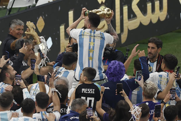 Lionel Messi de Argentina celebra con el trofeo hoy, tras ganar la final del Mundial de Fútbol Qatar 2022 entre Argentina y Francia en el estadio de Lusail (Catar).