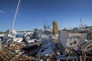 Vista del parque móvil de la bahía en la isla de San Carlos tras el paso del huracán Ian, en Fort Myers Beach, Florida, EE.UU.