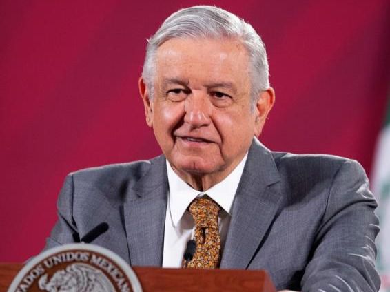 Fotografía cedida por la Presidencia de México que muestra al presidente Andrés Manuel López Obrador durante su rueda de prensa matutina, este martes en Ciudad de México (México). 