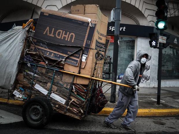 Un reciclador con tapabocas fue registrado al recorrer las calles de Buenos Aires (Argentina). 