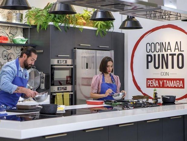 Foto de TVE sobre el programa 'Cocina al punto' con Tamara Falcó y Javier Peña. 