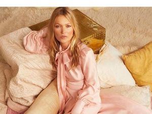 Kate Moss, bohemia y sugerente, incombustible al paso del tiempo