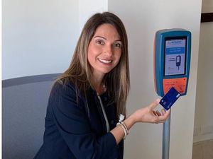 Se usarán tarjetas Visa contactless para pagar transporte masivo en la ruta 27 de Febrero