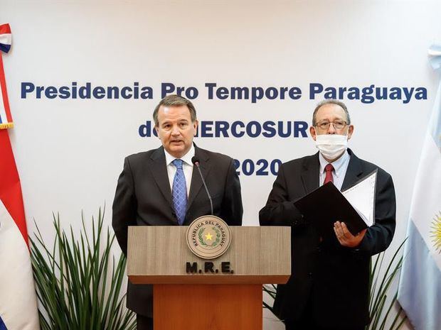 El viceministro de Relaciones Exteriores de Paraguay José Antonio Dos Santos (i) habla junto al viceministro de Relaciones Económicas de Paraguay, Didier Olmedo, durante una rueda de prensa este miércoles al finalizar la reunión virtual entre autoridades del Consejo de Mercado Común (CMC).