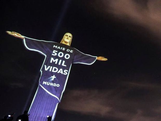 Registro este miércoles del Cristo Redentor, con una proyección en homenaje a las víctimas de COVID-19, en Río de Janeiro (Brasil). 