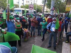 Seguidores de Leonel olvidan la distancia física en el cierre de campaña
 
