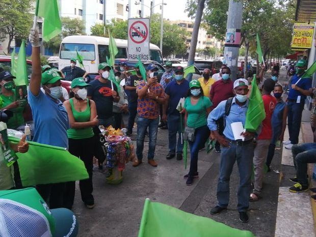 Seguidores de Leonel olvidan la distancia física en el cierre de campaña.