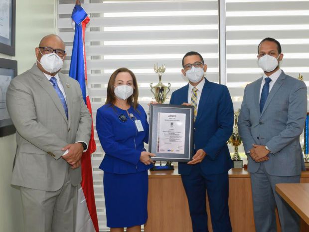 Manuel Florentino, director Centro de Servicios Especializados; María Collado, directora general de Procesos; Luis Rivas, director de Aseguramiento de la Calidad, y Ariel Espejo, director de AENOR para República Dominicana, durante la entrega de la certificación ISO 9001:2015, que recibió el Centro de Servicios Especializados de Banreservas (CASE).