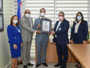 María Collado, directora general de Procesos, mientras agradece a los presentes durante la certificación ISO 9001:2015, que recibió el Centro de Servicios Especializados de Banreservas (CASE).
