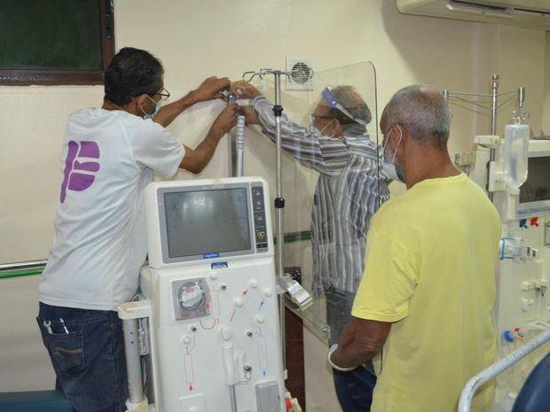 Hospital Padre Billini instala mamparas de bioseguridad en Unidad de Hemodiálisis