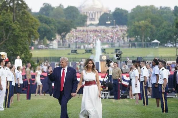 El presidente de Estados Unidos, Donald Trump (c-i) y la primera dama, Melania Trump (c-d), fueron registrados este sábado, durante el acto 'Salute to America' (Saludo a EE.UU.), con motivo de la celebración del Día de la Independencia estadounidense, en los jardines de la Casa Blanca, en Washington DC (EE.UU.).