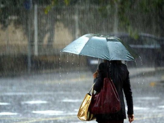 Aguaceros aislados y tormentas eléctricas por vaguada y onda tropical.