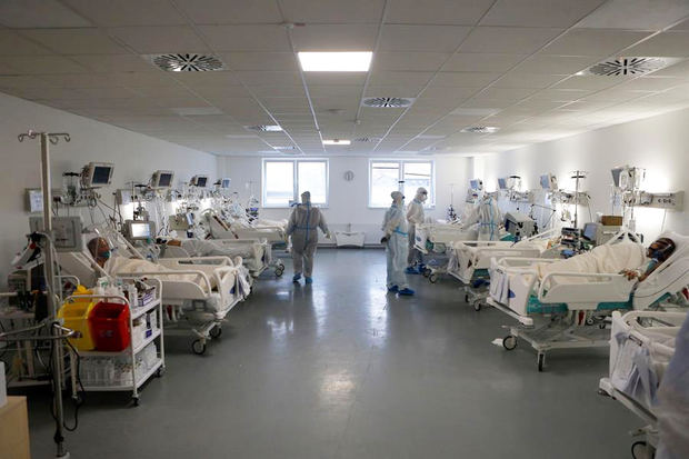 Los trabajadores médicos con equipos de protección personal (EPI) revisan el historial médico de un paciente en el hospital Covid-19 de Belgrado, Serbia, el 18 de diciembre de 2020.