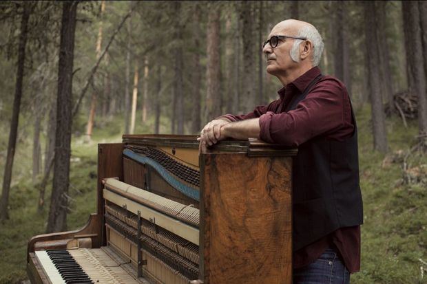 Ludovico Einaudi es un compositor y pianista italiano que destaca por el desarrollo de frases melodiosas en sus composiciones para piano.