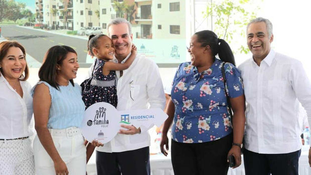 Presidente Abinader entrega 96 apartamentos del Plan Nacional de Viviendas Familia Feliz en Higüey.