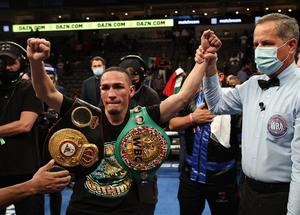 El 'Gallo' Estrada vence al 'Chocolatito' y gana dos títulos mundiales