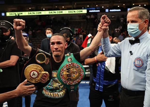 Fotografía cedida por Matchroom donde aparece el mexicano Francisco 'Gallo' Estrada (c) mientras celebra su victoria sobre el nicaragüense Román 'Chocolatito' González.