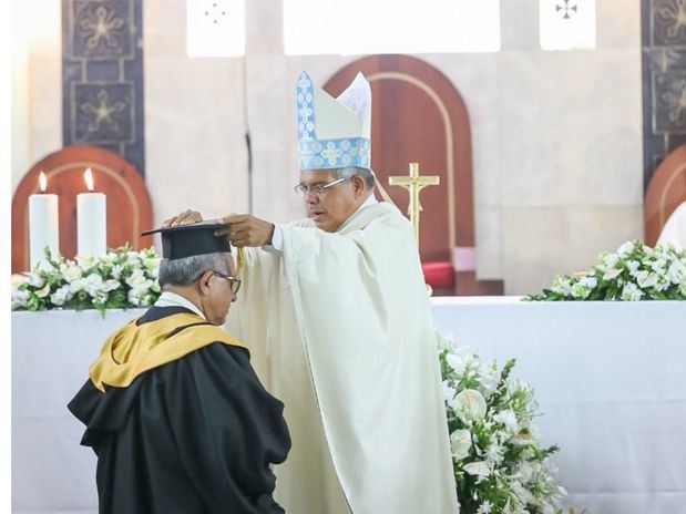 Monseñor Francisco Ozoria Acosta, procedió a colocar los atributos académicos a Monseñor Ramón Benito Ángeles Fernández.